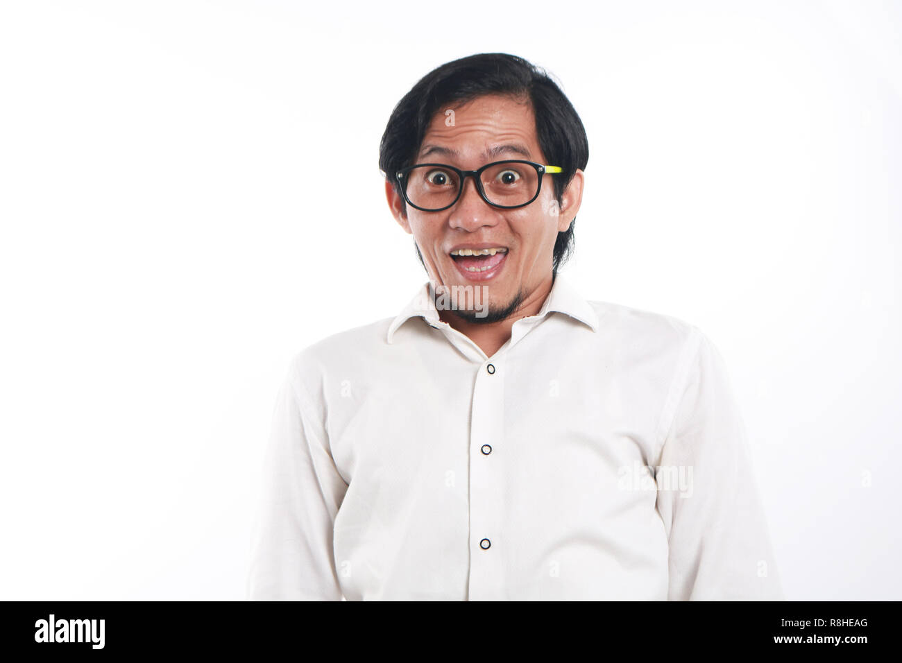Foto immagine ritratto di un divertente giovane imprenditore asiatica con gli occhiali sembrava molto felice, close up ritratto con volto sorridente, su sfondo bianco Foto Stock
