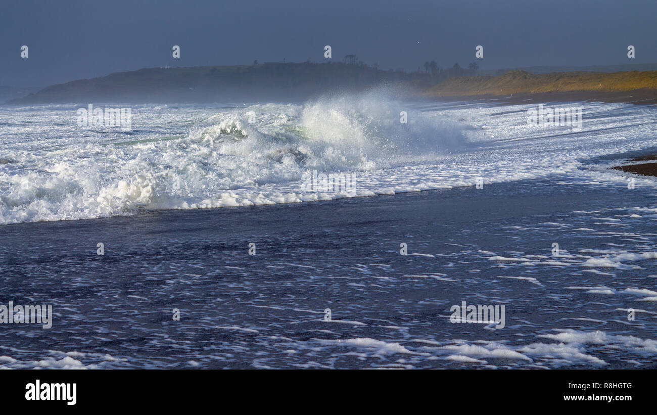 Red Strand, Rosscarbery, West Cork, Irlanda, 15 dicembre 2018. Tempesta Deirdre spinto onde e surf ben fino alla spiaggia di oggi, rendendo la spiaggia pericolosi per incauti escursionisti. Credito: aphperspective/Alamy Live News Foto Stock