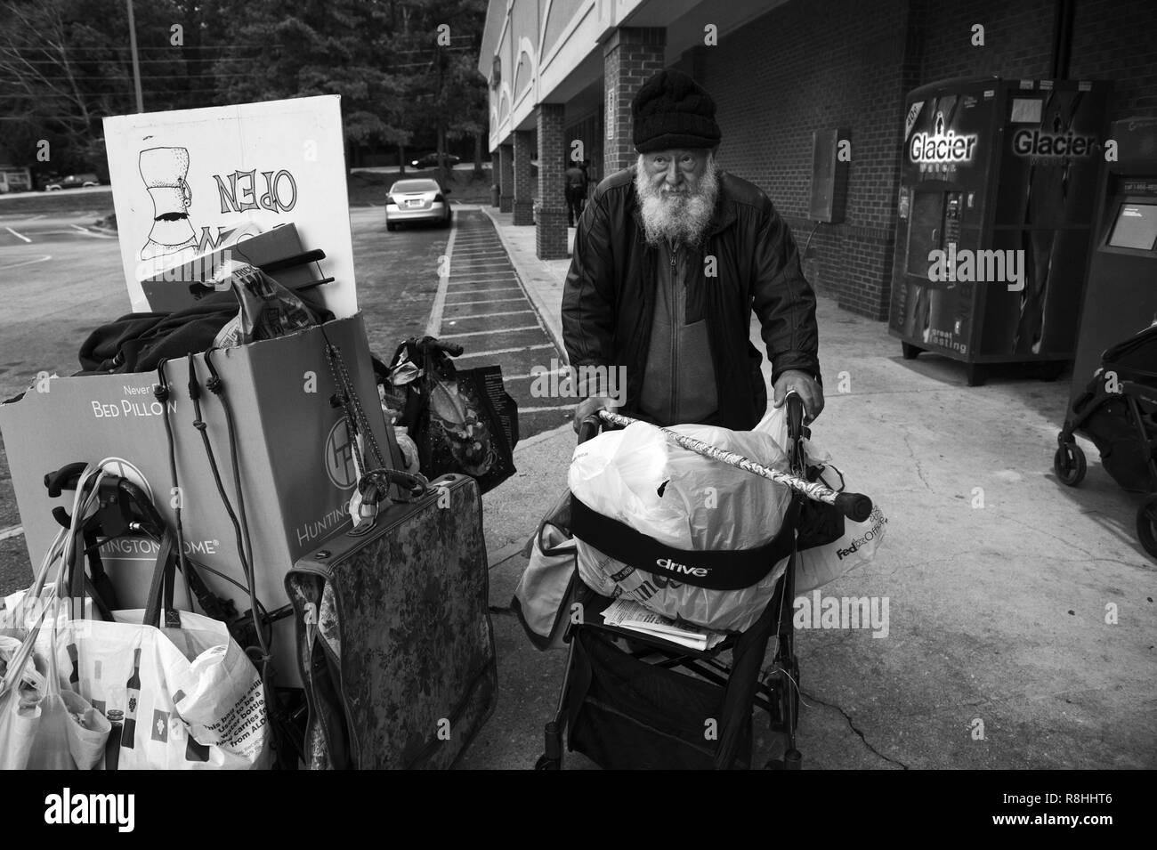 Ottobre 23, 2018 - Atlanta, GA - Mendel Rashi un Hungarian Jewish senzatetto gentleman che potrebbero abbastanza ricordare la sua età, era diretta a un Kroger store in Atlanta dove egli ha previsto di dormire in un angolo fuori come protezione dal freddo. Egli ama trascorrere le sue giornate essendo libero di vagare con i suoi carrelli di "argento e oro tesori". Egli ha però quattro denti e non è in grado di mangiare molto tranne frutta morbida, in particolare le banane. (Credito Immagine: © Robin Rayne/ZUMA filo) Foto Stock