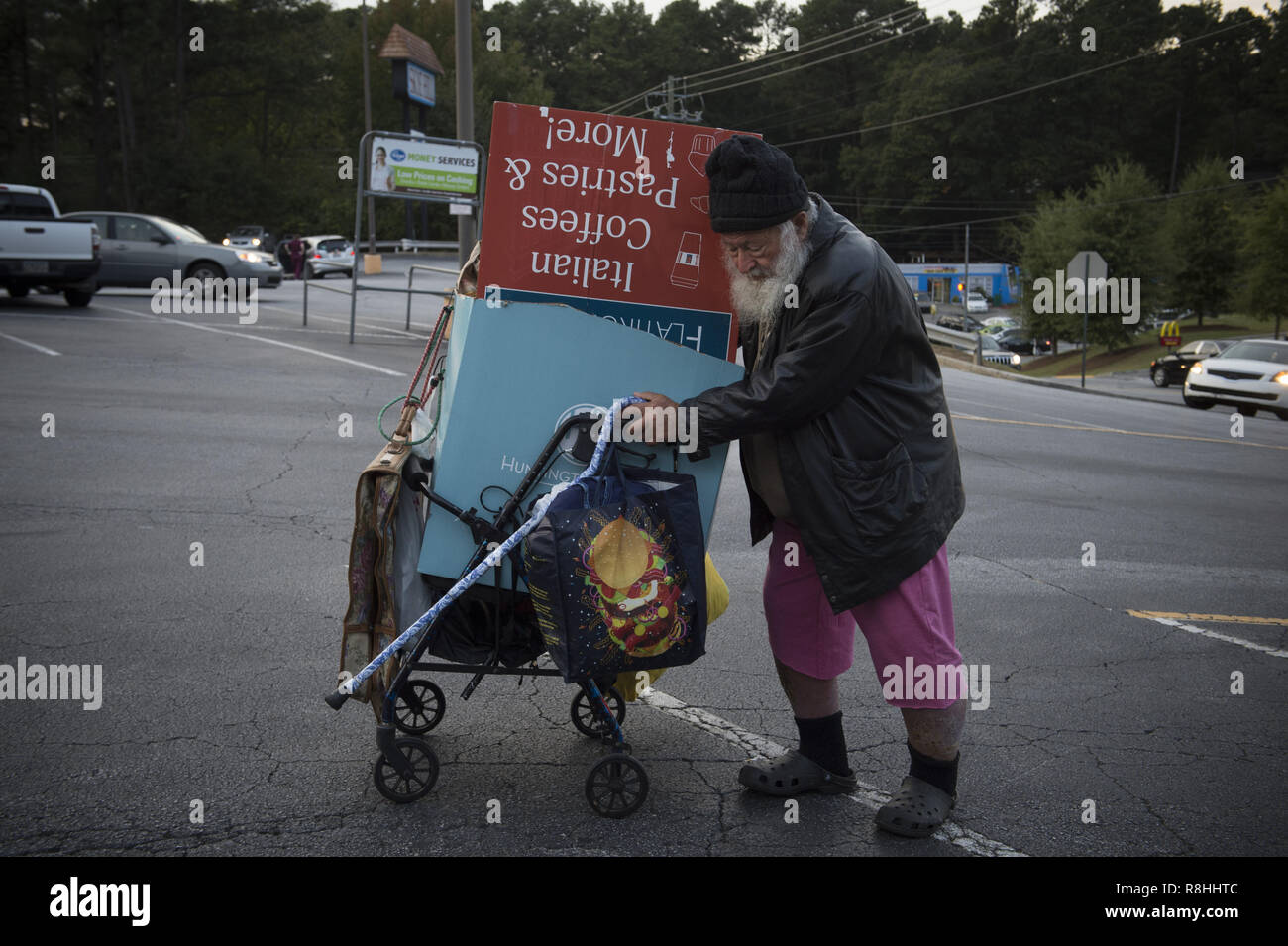 Ottobre 23, 2018 - Atlanta, GA - Mendel Rashi un Hungarian Jewish senzatetto gentleman che potrebbero abbastanza ricordare la sua età, era diretta a un Kroger store in Atlanta dove egli ha previsto di dormire in un angolo fuori come protezione dal freddo. Egli ama trascorrere le sue giornate essendo libero di vagare con i suoi carrelli di "argento e oro tesori". Egli ha però quattro denti e non è in grado di mangiare molto tranne frutta morbida, in particolare le banane. (Credito Immagine: © Robin Rayne/ZUMA filo) Foto Stock
