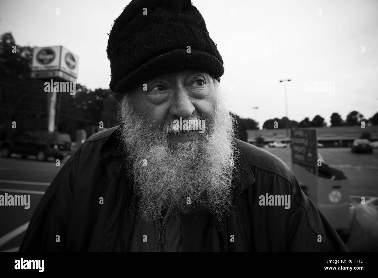 Ottobre 23, 2018 - Atlanta, GA - Mendel Rashi un Hungarian Jewish senzatetto gentleman che potrebbero abbastanza ricordare la sua età, era diretta a un Kroger store in Atlanta dove egli ha previsto di dormire in un angolo fuori come protezione dal freddo. Egli ama trascorrere le sue giornate essendo libero di vagare con i suoi carrelli di "argento e oro tesori". Egli ha però quattro denti e non è in grado di mangiare molto tranne frutta morbida, in particolare le banane. (Credito Immagine: © Robin Rayne/ZUMA filo) Foto Stock