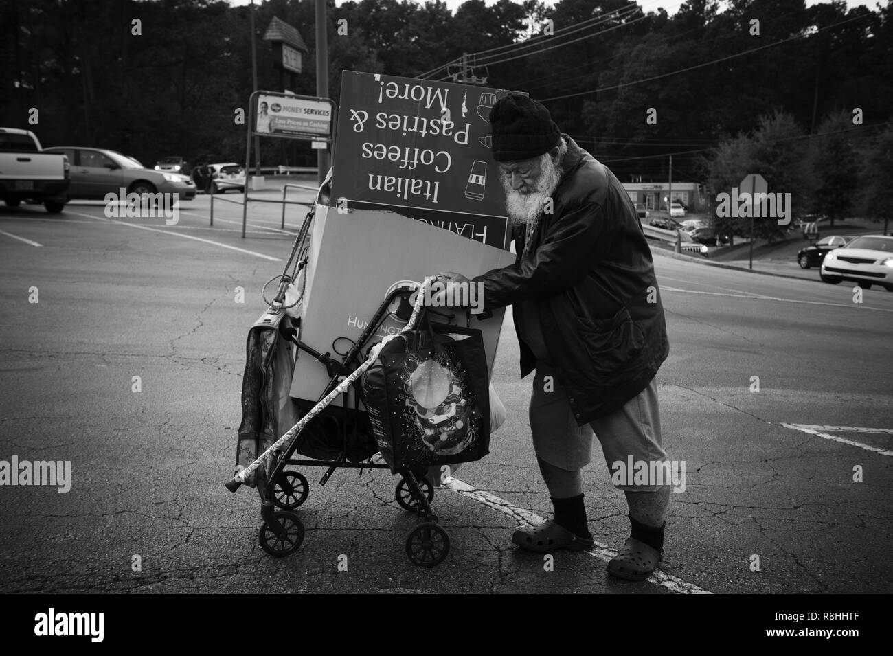 Ottobre 23, 2018 - Atlanta, GA - Mendel Rashi un Hungarian Jewish senzatetto gentleman che potrebbero abbastanza ricordare la sua età, era diretta a un Kroger store in Atlanta dove egli ha previsto di dormire in un angolo fuori come protezione dal freddo. Egli ama trascorrere le sue giornate essendo libero di vagare con i suoi carrelli di "argento e oro tesori". Egli ha però quattro denti e non è in grado di mangiare molto tranne frutta morbida, in particolare le banane. (Credito Immagine: © Robin Rayne/ZUMA filo) Foto Stock