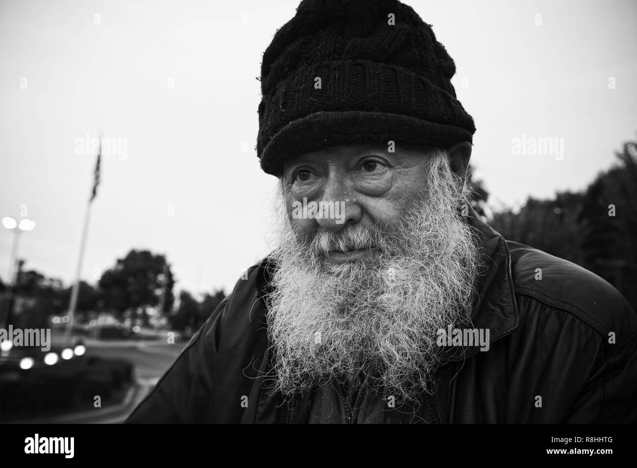 Ottobre 23, 2018 - Atlanta, GA - Mendel Rashi un Hungarian Jewish senzatetto gentleman che potrebbero abbastanza ricordare la sua età, era diretta a un Kroger store in Atlanta dove egli ha previsto di dormire in un angolo fuori come protezione dal freddo. Egli ama trascorrere le sue giornate essendo libero di vagare con i suoi carrelli di "argento e oro tesori". Egli ha però quattro denti e non è in grado di mangiare molto tranne frutta morbida, in particolare le banane. (Credito Immagine: © Robin Rayne/ZUMA filo) Foto Stock
