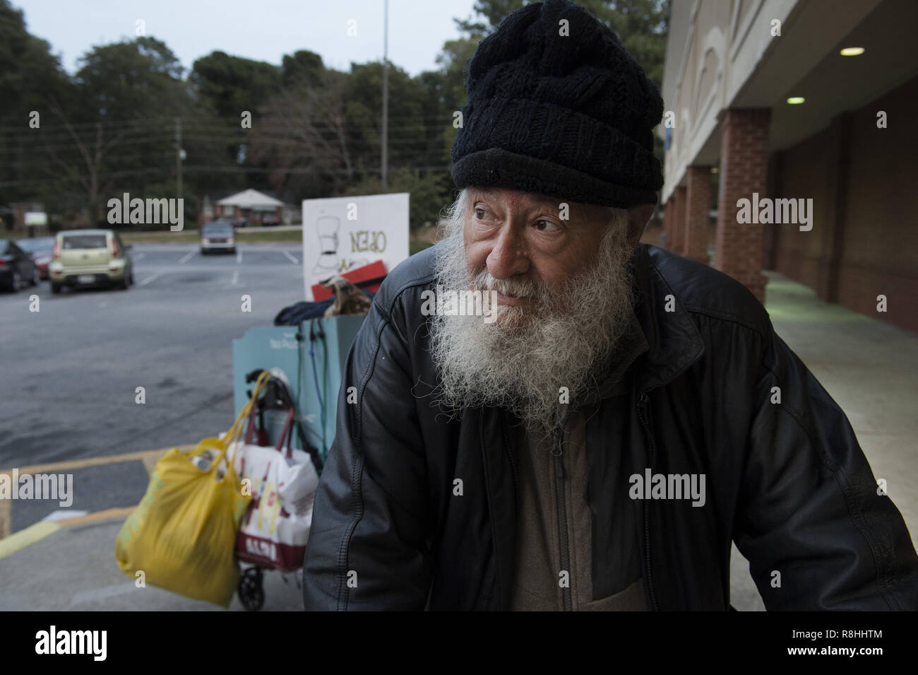 Ottobre 23, 2018 - Atlanta, GA - Mendel Rashi un Hungarian Jewish senzatetto gentleman che potrebbero abbastanza ricordare la sua età, era diretta a un Kroger store in Atlanta dove egli ha previsto di dormire in un angolo fuori come protezione dal freddo. Egli ama trascorrere le sue giornate essendo libero di vagare con i suoi carrelli di "argento e oro tesori". Egli ha però quattro denti e non è in grado di mangiare molto tranne frutta morbida, in particolare le banane. (Credito Immagine: © Robin Rayne/ZUMA filo) Foto Stock