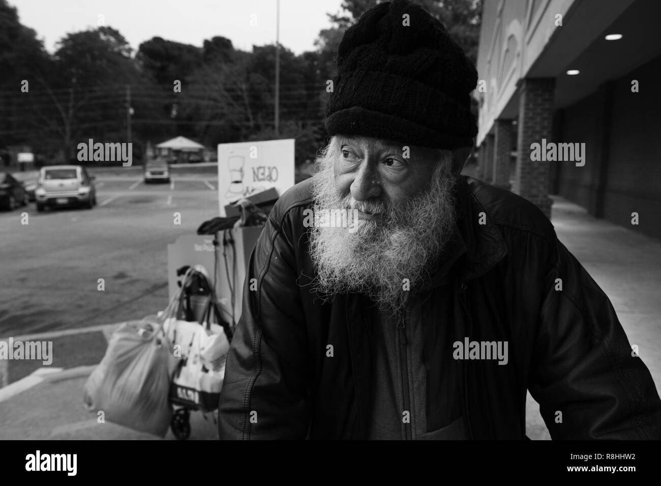 Ottobre 23, 2018 - Atlanta, GA - Mendel Rashi un Hungarian Jewish senzatetto gentleman che potrebbero abbastanza ricordare la sua età, era diretta a un Kroger store in Atlanta dove egli ha previsto di dormire in un angolo fuori come protezione dal freddo. Egli ama trascorrere le sue giornate essendo libero di vagare con i suoi carrelli di "argento e oro tesori". Egli ha però quattro denti e non è in grado di mangiare molto tranne frutta morbida, in particolare le banane. (Credito Immagine: © Robin Rayne/ZUMA filo) Foto Stock