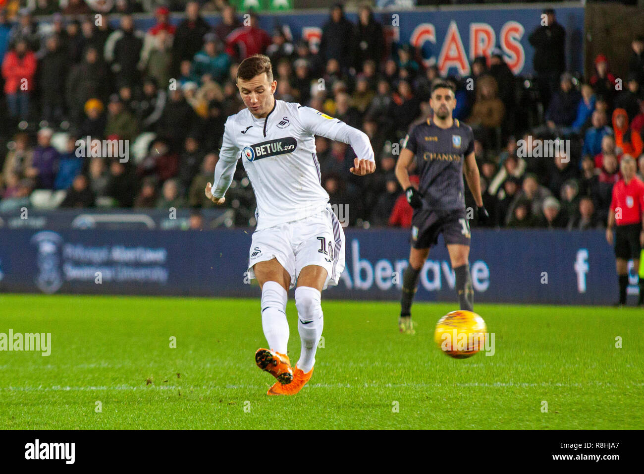 Swansea, Wales, Regno Unito. Il 15 dicembre 2018. Bersant Celina di Swansea City punteggi squadre il suo primo obiettivo di renderlo 1-1. EFL Skybet partita in campionato, Swansea City v Sheffield Mercoledì presso il Liberty Stadium di Swansea, Galles del Sud su Sabato 15 dicembre 2018. Questa immagine può essere utilizzata solo per scopi editoriali. Solo uso editoriale, è richiesta una licenza per uso commerciale. Nessun uso in scommesse, giochi o un singolo giocatore/club/league pubblicazioni. Credito: Lewis Mitchell//Andrew Orchard fotografia sportiva/Alamy Live news Foto Stock