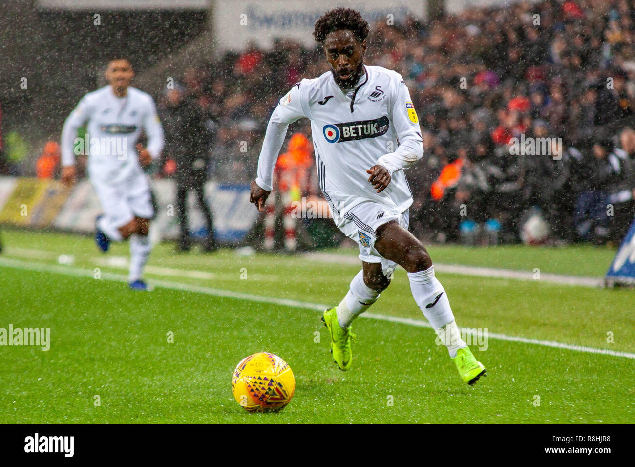 Swansea, Wales, Regno Unito. Il 15 dicembre 2018. Swansea City player Nathan Dyer in azione . EFL Skybet partita in campionato, Swansea City v Sheffield Mercoledì presso il Liberty Stadium di Swansea, Galles del Sud su Sabato 15 dicembre 2018. Questa immagine può essere utilizzata solo per scopi editoriali. Solo uso editoriale, è richiesta una licenza per uso commerciale. Nessun uso in scommesse, giochi o un singolo giocatore/club/league pubblicazioni. Credito: Lewis Mitchell//Andrew Orchard fotografia sportiva/Alamy Live news Foto Stock