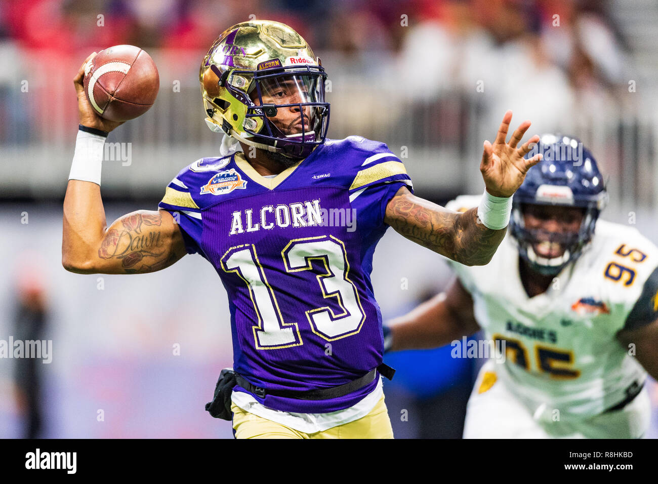 Atlanta, Georgia, Stati Uniti d'America. Il 15 dicembre 2018. Alcorn membro Braves quarterback Noah Johnson (13) durante la celebrazione AFR Bowl NCAA College Football gioco tra North Carolina A&T e Alcorn membro sabato Dic 15, 2018 al Mercedes-Benz Stadium di Atlanta, GA. Giacobbe Kupferman/CSM Credito: Cal Sport Media/Alamy Live News Foto Stock