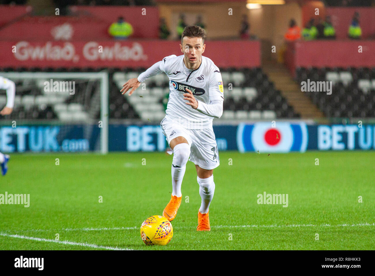 Swansea, Wales, Regno Unito. Il 15 dicembre 2018. Swansea City player Bersant Celina in azione . EFL Skybet partita in campionato, Swansea City v Sheffield Mercoledì presso il Liberty Stadium di Swansea, Galles del Sud su Sabato 15 dicembre 2018. Questa immagine può essere utilizzata solo per scopi editoriali. Solo uso editoriale, è richiesta una licenza per uso commerciale. Nessun uso in scommesse, giochi o un singolo giocatore/club/league pubblicazioni. pic da Lewis Mitchell//Andrew Orchard fotografia sportiva/Alamy Live news Foto Stock