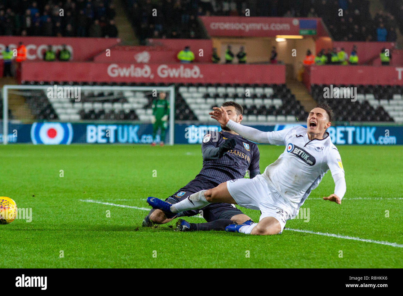 Swansea, Wales, Regno Unito. Il 15 dicembre 2018. Swansea City defender Connor Roberts è imbrattata .EFL Skybet partita in campionato, Swansea City v Sheffield Mercoledì presso il Liberty Stadium di Swansea, Galles del Sud su Sabato 15 dicembre 2018. Questa immagine può essere utilizzata solo per scopi editoriali. Solo uso editoriale, è richiesta una licenza per uso commerciale. Nessun uso in scommesse, giochi o un singolo giocatore/club/league pubblicazioni. pic da Lewis Mitchell//Andrew Orchard fotografia sportiva/Alamy Live news Foto Stock