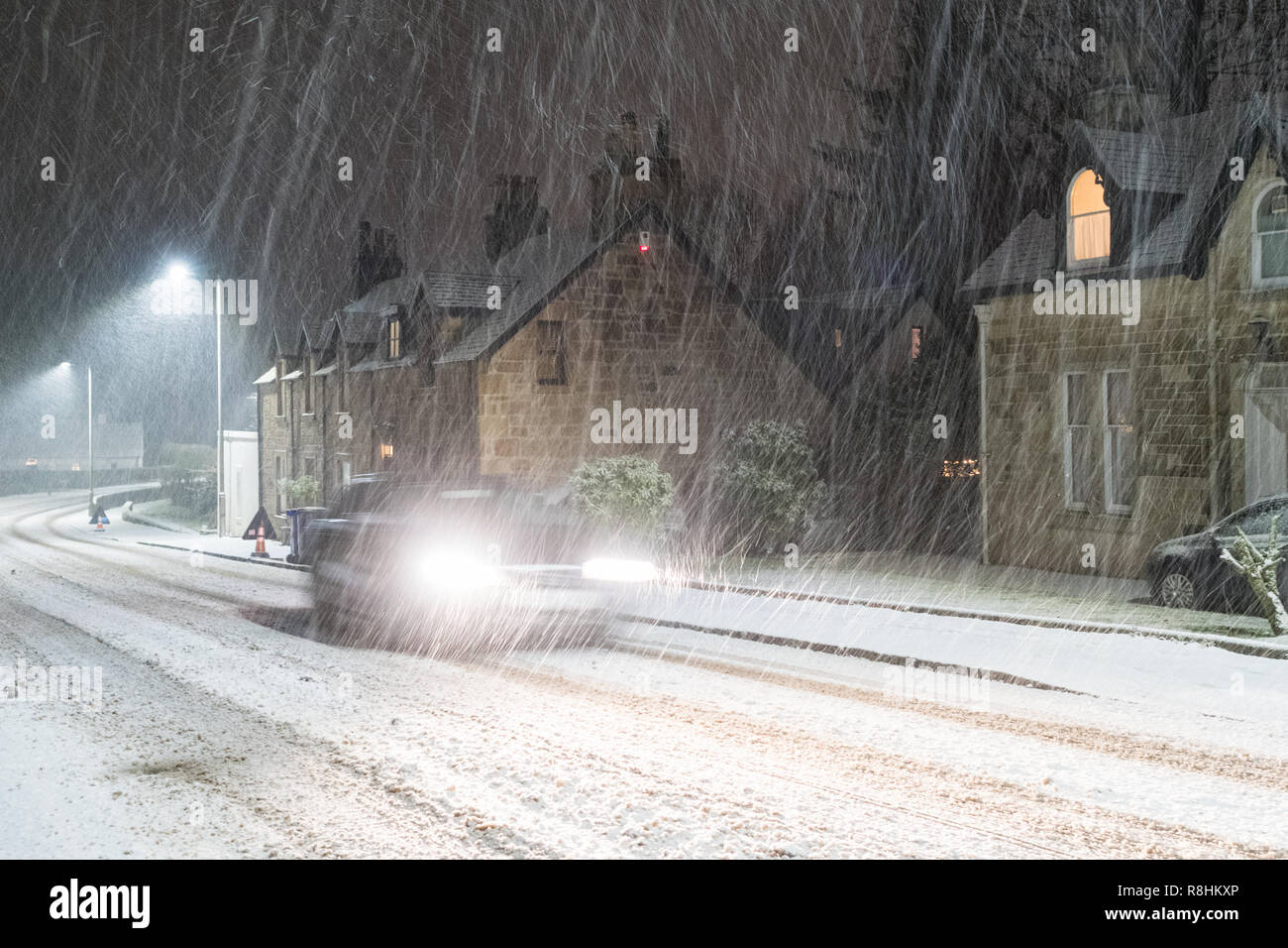 A Killearn, Stirlingshire, Scotland, Regno Unito - 15 dicembre 2018: Regno Unito - previsioni del tempo - dopo un uso predominante di giorno di pioggia, neve inizia a cadere sul serio in prima serata nel villaggio di Stirlingshire di a Killearn come tempesta Deirdre porta condizioni invernali a Scotland Credit: Kay Roxby/Alamy Live News Foto Stock