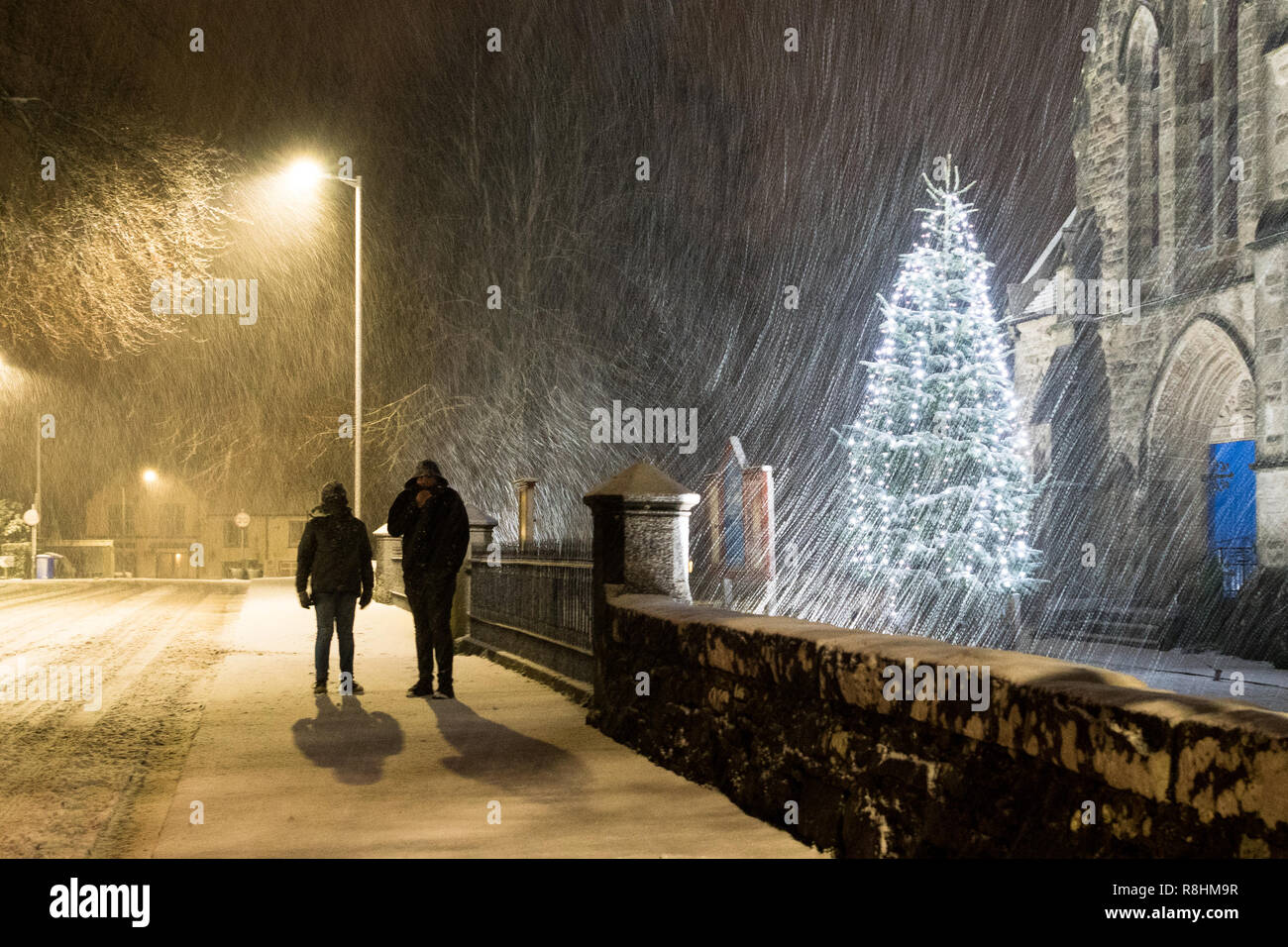 A Killearn, Stirlingshire, Scotland, Regno Unito - 15 dicembre 2018: Regno Unito - previsioni del tempo - dopo un uso predominante di giorno di pioggia, neve inizia a cadere sul serio in prima serata nel villaggio di Stirlingshire di a Killearn come tempesta Deirdre porta condizioni invernali in Scozia Foto Stock