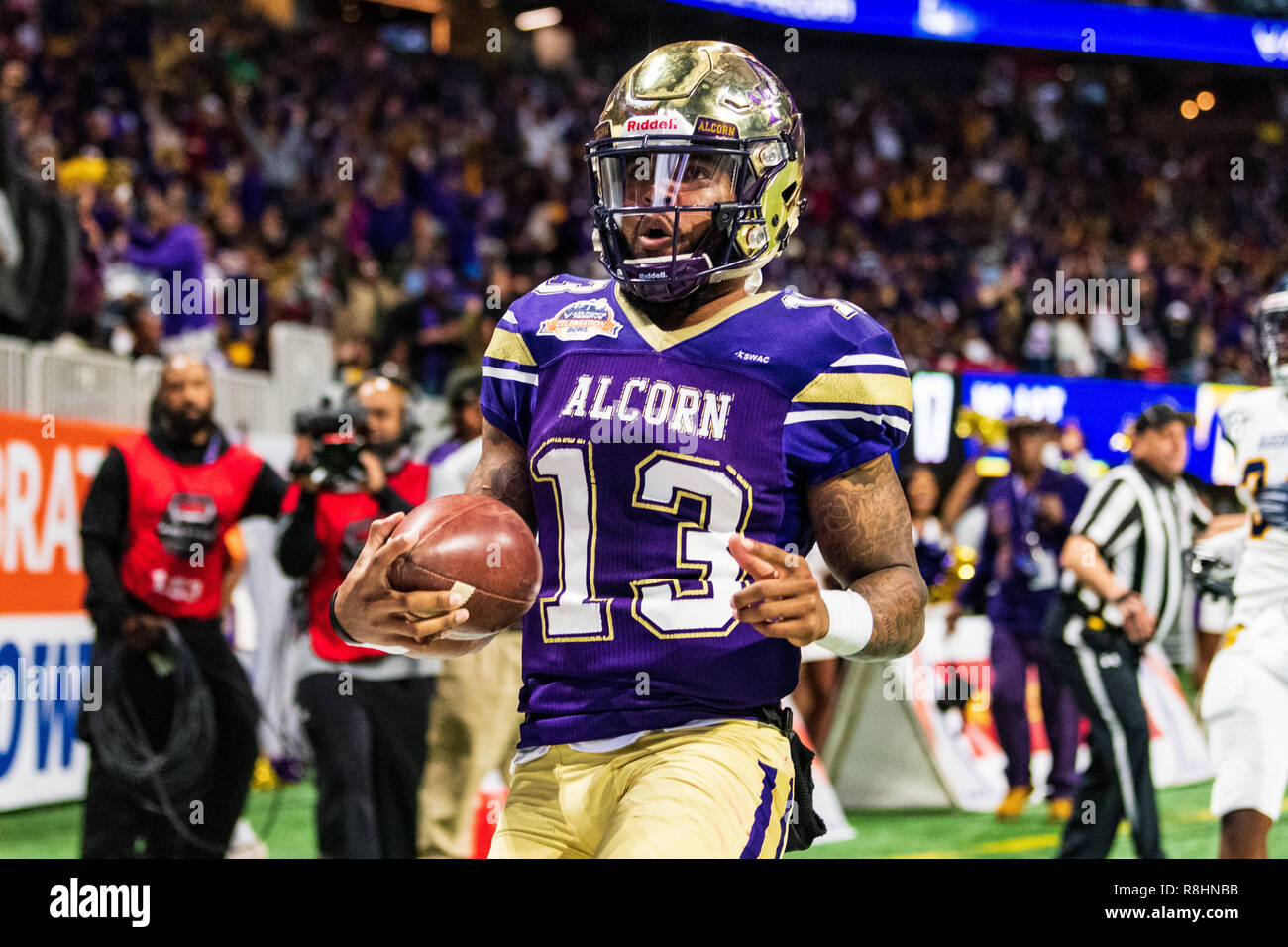 Alcorn membro Braves quarterback Noah Johnson (13) durante la celebrazione AFR Bowl NCAA College Football gioco tra North Carolina A&T e Alcorn membro sabato Dic 15, 2018 al Mercedes-Benz Stadium di Atlanta, GA. Giacobbe Kupferman/CSM Foto Stock