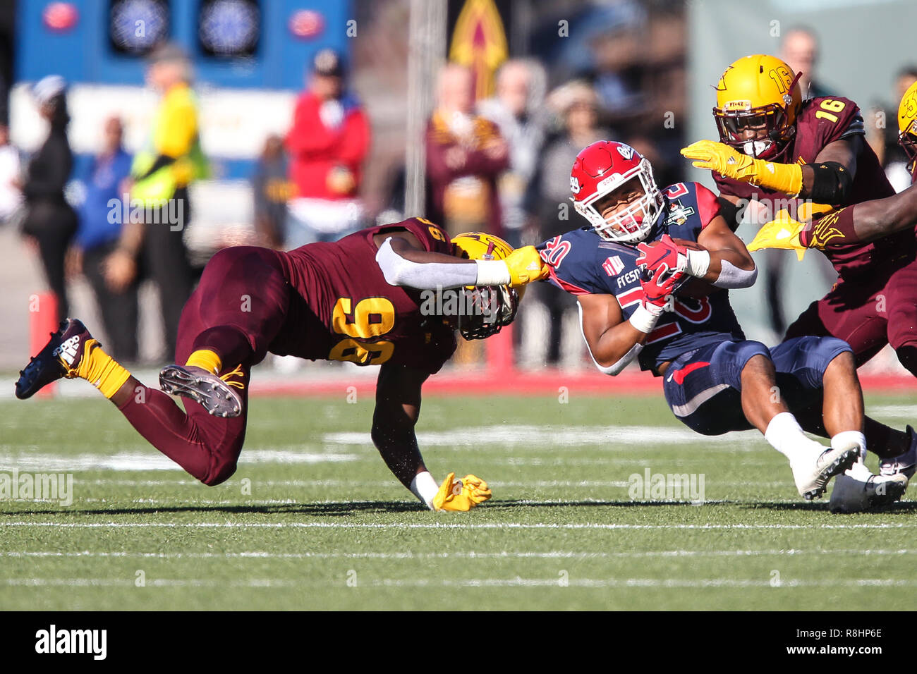 Las Vegas, NV, Stati Uniti d'America. 15 Dic, 2018. Arizona State Sun Devils defensive lineman Jalen Bates (96) affronta Fresno membro Bulldogs running back Ronnie fiumi (20) durante la Mitsubishi Motors Las Vegas Bowl game con la Arizona State Sun Devils e il Raschino di Fresno membro Bulldogs a Sam Boyd Stadium di Las Vegas NV. Christopher trim/CSM/Alamy Live News Credito: Cal Sport Media/Alamy Live News Foto Stock