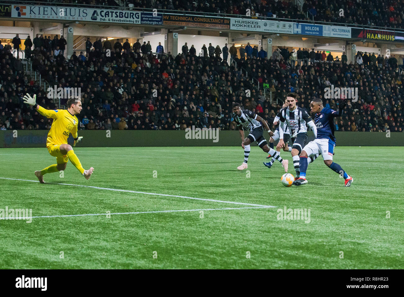 ALMELO, Polman Stadium, 15-12-2018 , Stagione 2018 / 2019 , olandese Eredivisie. Risultato finale 0-4, PSV player Steven Bergwijn (r) punteggi 0-1 durante il match di Heracles - PSV Foto Stock