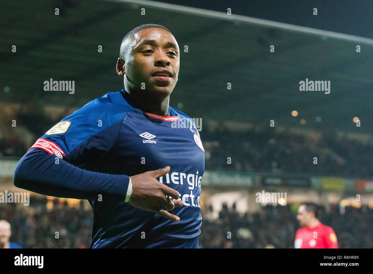ALMELO, Polman Stadium, 15-12-2018 , Stagione 2018 / 2019 , olandese Eredivisie. Risultato finale 0-4, PSV player Steven Bergwijn celebra il gol segnato 0-1 durante il match di Heracles - PSV Foto Stock