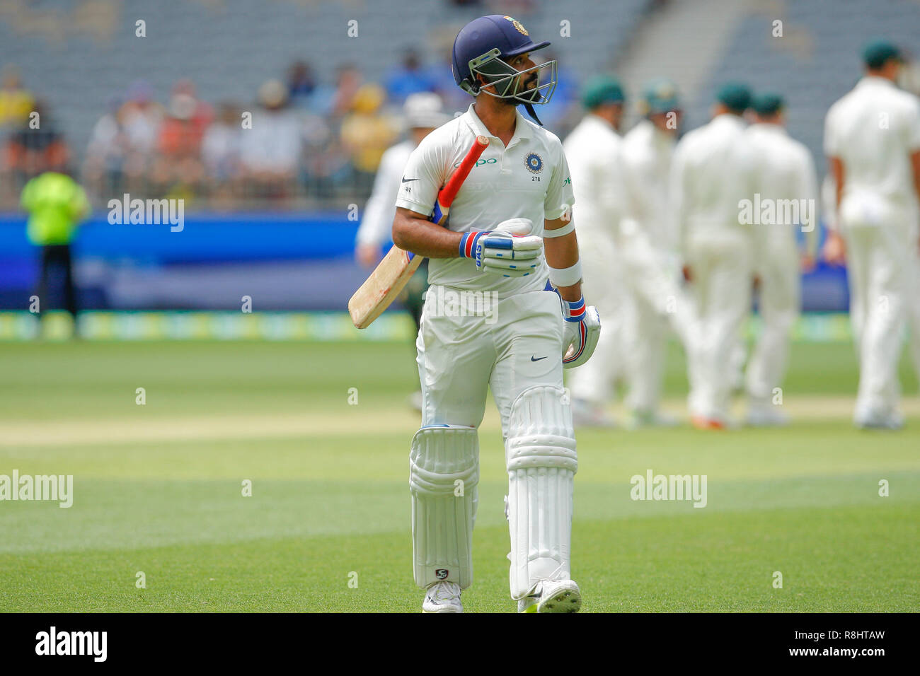 Optus Stadium, Perth, Australia. Xvi Dec, 2018. Internazionale della serie di Test Cricket, Australia contro India, seconda prova, giorno 3; Ajinkya Rahane dell India passeggiate dal campo dopo essere stata licenziata durante il primo nel corso del gioco il giorno 3 Credito: Azione Sport Plus/Alamy Live News Foto Stock