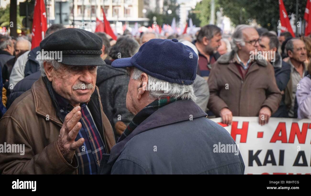 I pensionati visto che partecipano durante la dimostrazione. Migliaia di pensionati sono scesi in piazza in quanto essi hanno marciato verso il primo ministro greco dell'ufficio, esigendo il rimborso di tutte le detrazioni che sono state colpite nella loro pensione come parte delle misure di austerità. Foto Stock