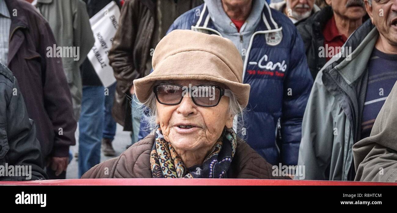 Una donna anziana visto che partecipano durante un rally contro ulteriori tagli. Migliaia di pensionati sono scesi in piazza in quanto essi hanno marciato verso il primo ministro greco dell'ufficio, esigendo il rimborso di tutte le detrazioni che sono state colpite nella loro pensione come parte delle misure di austerità. Foto Stock