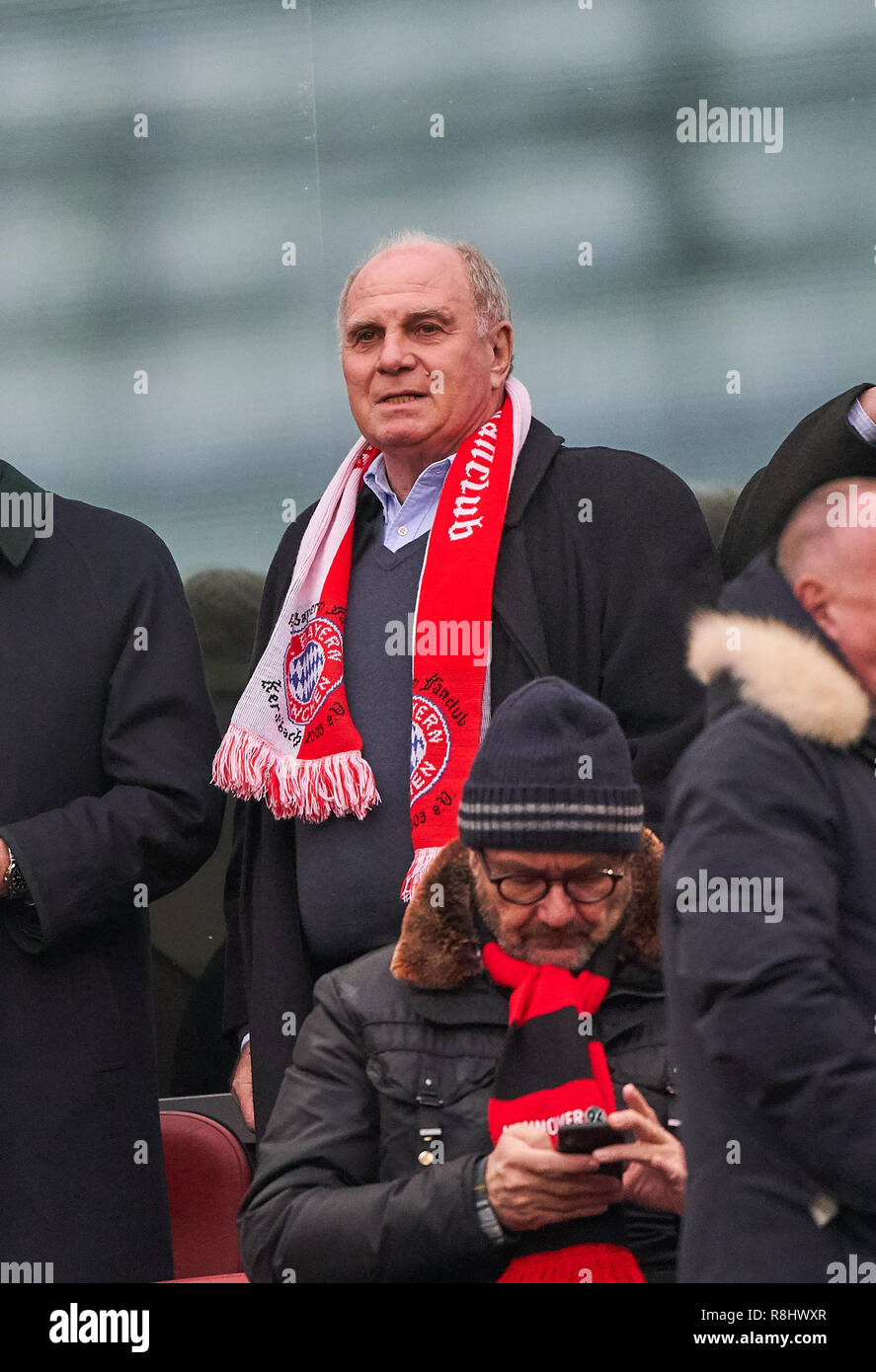 Hannover, Germania. 15 dic 2018. Uli Hoeness (Presidente del FCB ), Presidente del FCB e presidente, Karl-Heinz RUMMENIGGE (CEO, Vorstandsvorsitzender FCB AG) sull'onore tribune, tribune, ospiti onorario, celebrità, VIP - DFL REGOLAMENTI VIETANO QUALSIASI USO DI FOTOGRAFIE come sequenze di immagini e/o quasi-VIDEO - 1. Credito: Peter Schatz/Alamy Live News Foto Stock