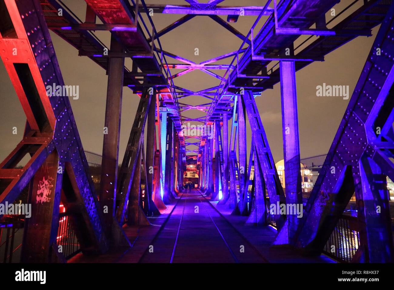 Il 15 dicembre 2018, Sassonia-Anhalt, Köthen: Il ponte di sollevamento oltre l'Elba è irradiata in maniera colorata. Il singolo-via ponte ferroviario è la luce opere d'arte dell'artista italiano Maurizio Nannucci " da così lontano da qui. Da qui si può vedere 'much lontano". Il ponte è uno dei più antichi e più grandi ponti di sollevamento in Germania. Foto: Peter Gercke/dpa-Zentralbild/ZB Foto Stock