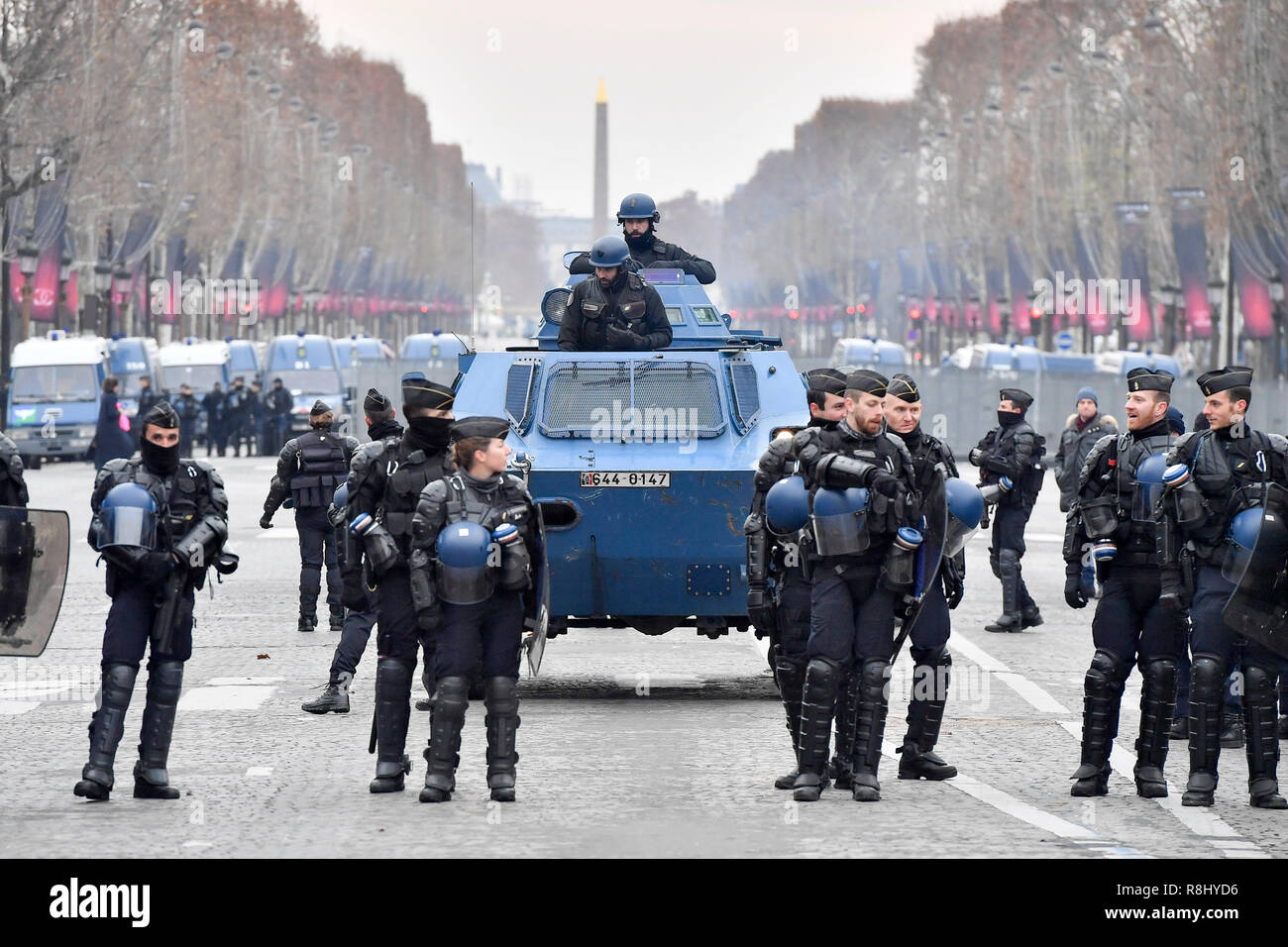 Parigi, Francia. 15 Dic, 2018. Gendarmeria francese la guardia con un veicolo armato sulla Avenue Champs Elysees di Parigi, Francia, 15 dicembre 2018. Credito: Chen Yichen/Xinhua/Alamy Live News Foto Stock