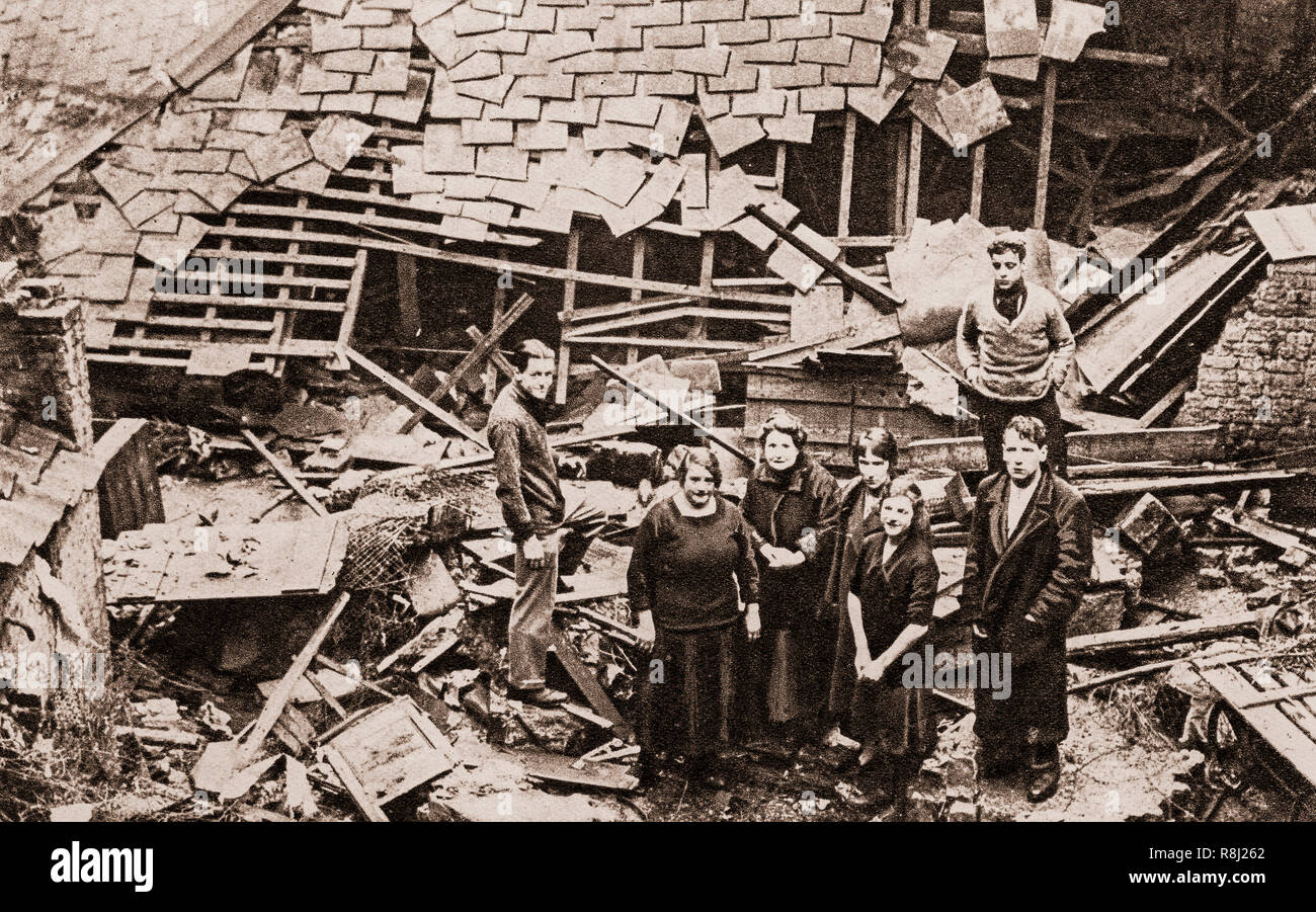 Il 1928 Thames Flood era una disastrosa alluvione del fiume Tamigi che colpiti molto di Riverside a Londra il 7 gennaio, come pure luoghi downriver ulteriormente. Quattordici persone sono morte e migliaia di persone sono state rese senzatetto quando le acque di esondazione versata sopra la parte superiore del Tamigi Embankment e parte del Chelsea Embankment crollato Foto Stock