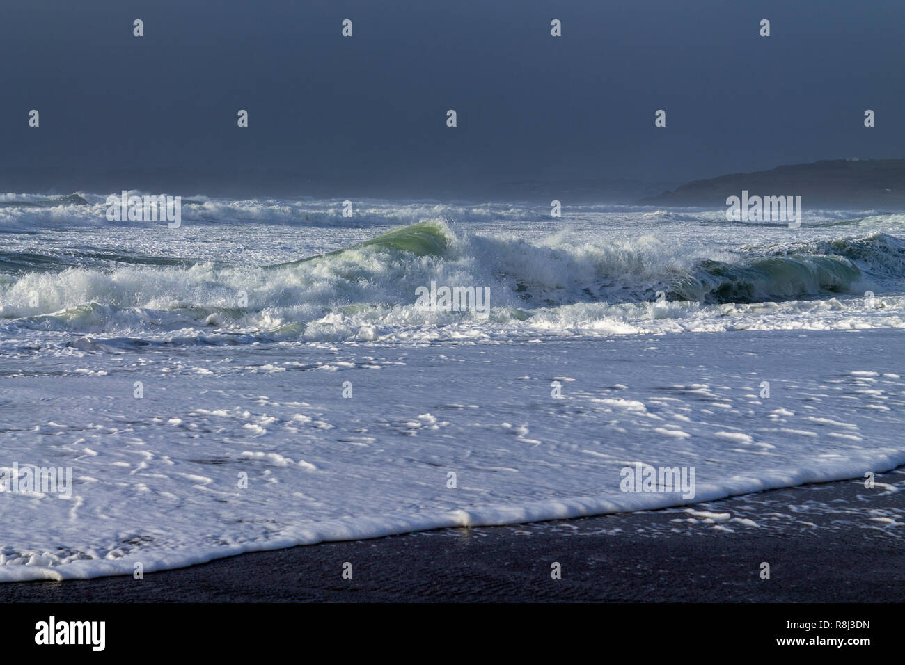 La laminazione delle onde sulla spiaggia o litorale Foto Stock