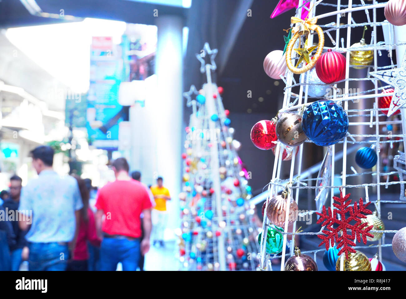 Decorazione per albero di Natale in città Foto Stock