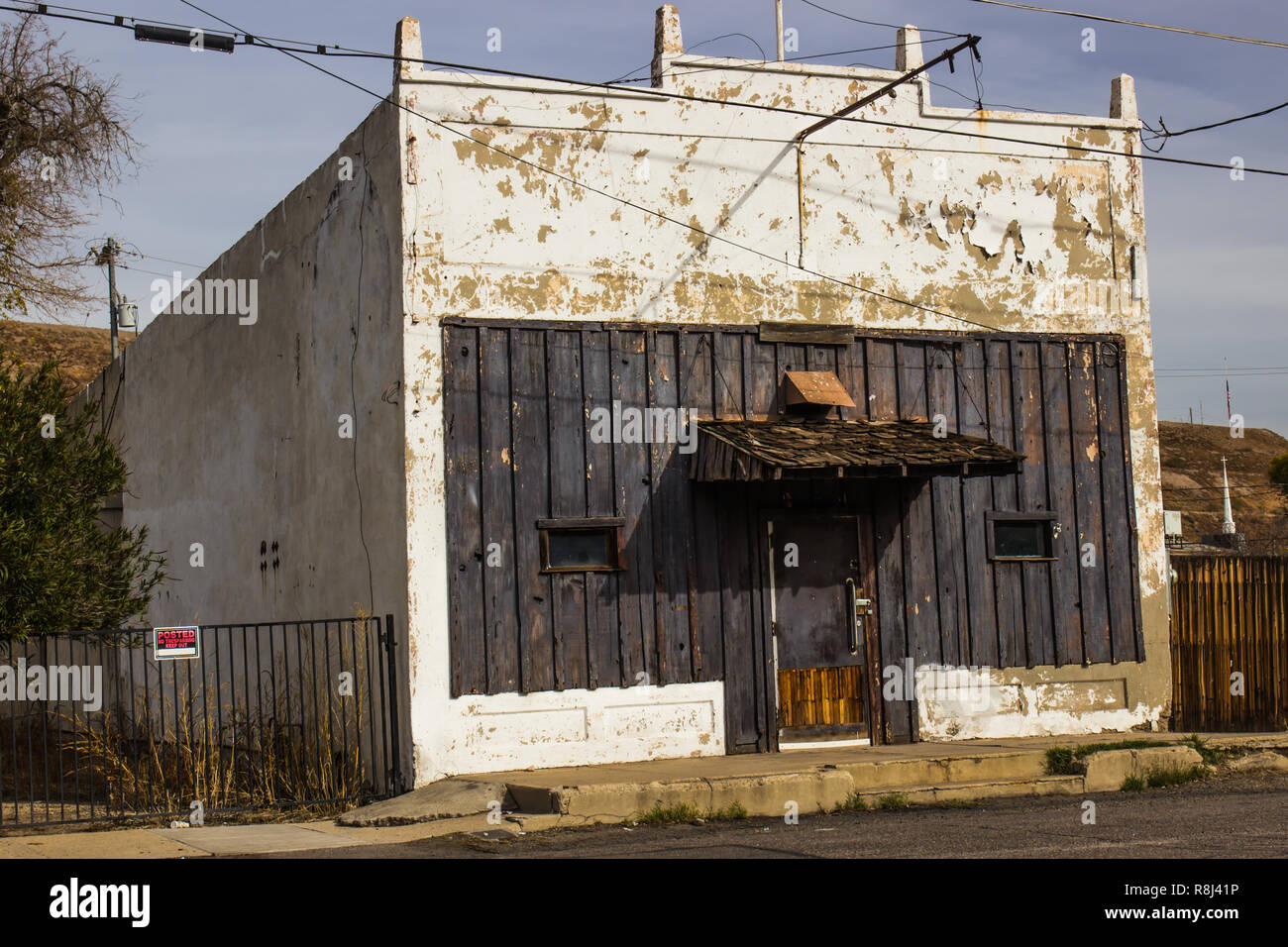 Edificio abbandonato con peeling esterno Foto Stock