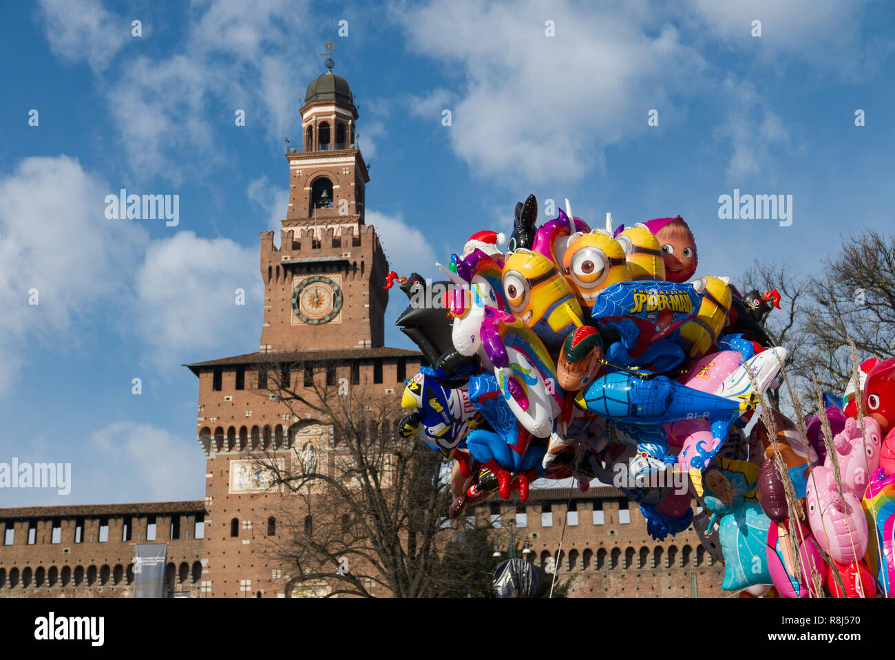 Milano, 09 Dicembre 2018 - palloni a forma di pupazzi con il Castello Sforzesco in background su una soleggiata giornata invernale per la "Fiera degli Oh bej! Foto Stock
