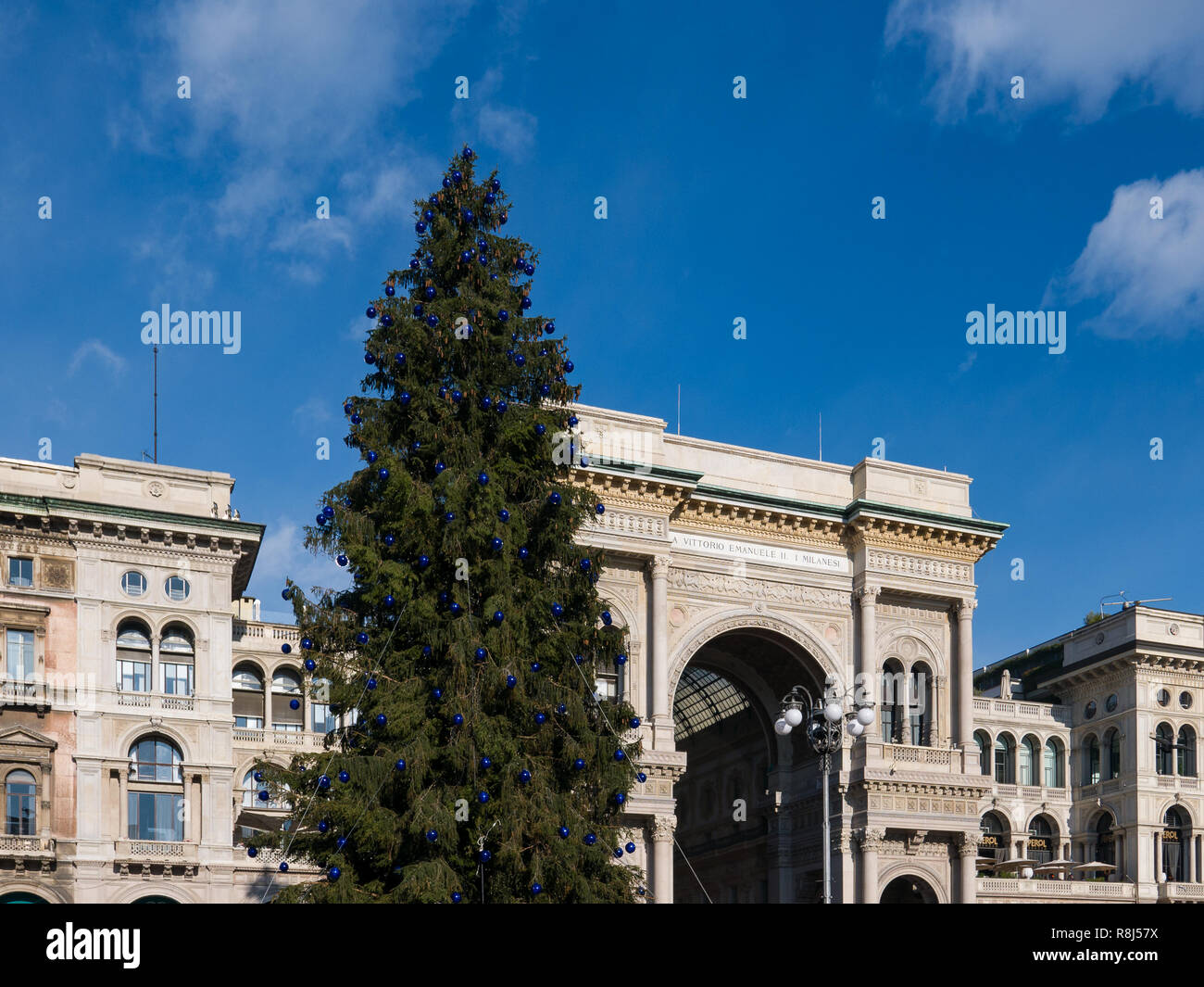 Milano, 09 Dicembre 2018 - Vista della Galleria Vittorio Emanuele II e l'albero di Natale Foto Stock