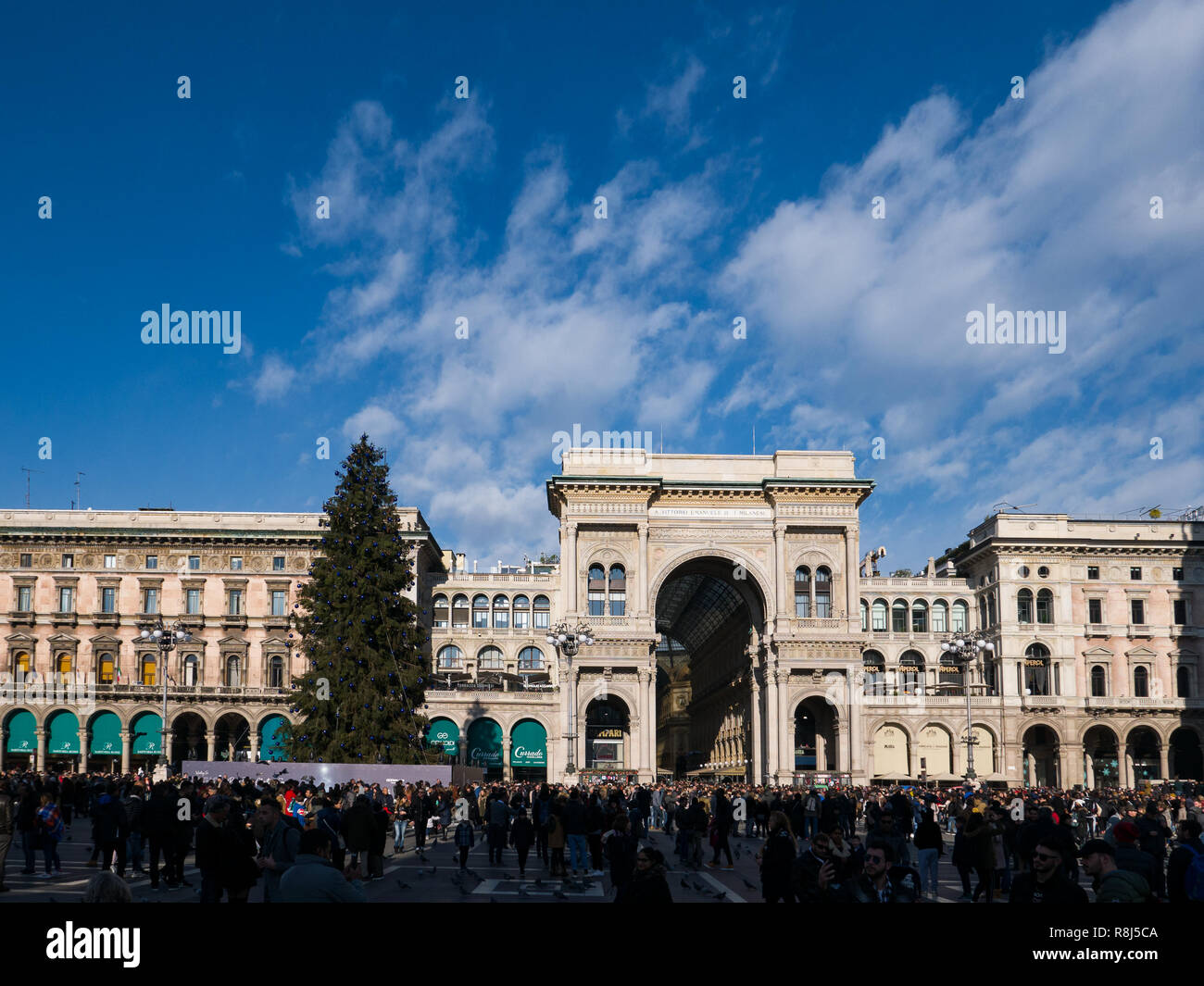 Milano, 09 Dicembre 2018 - i turisti passeggiare in Piazza Duomo e andare a fare shopping per il Natale. Milano Foto Stock