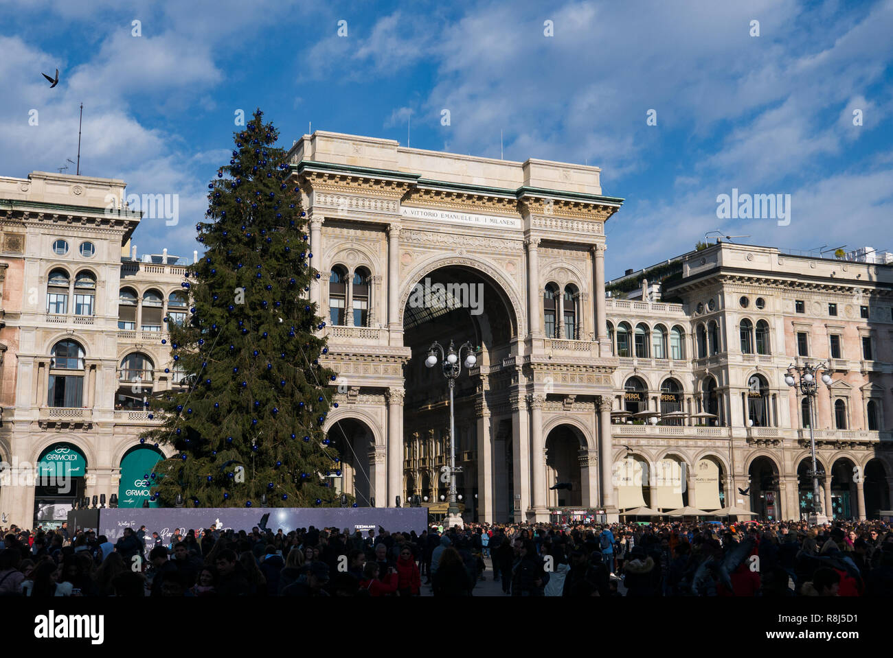 Milano, 09 Dicembre 2018 - i turisti passeggiare in Piazza Duomo e andare a fare shopping per il Natale. Milano Foto Stock