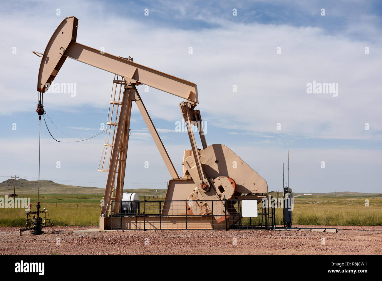 Produzione di petrolio greggio e pompa del sito jack e i campi del Niobrara shale del Wyoming. Foto Stock