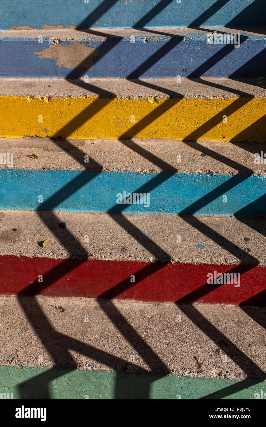 Dipinto di passi concreti con le ombre della rampa Foto Stock