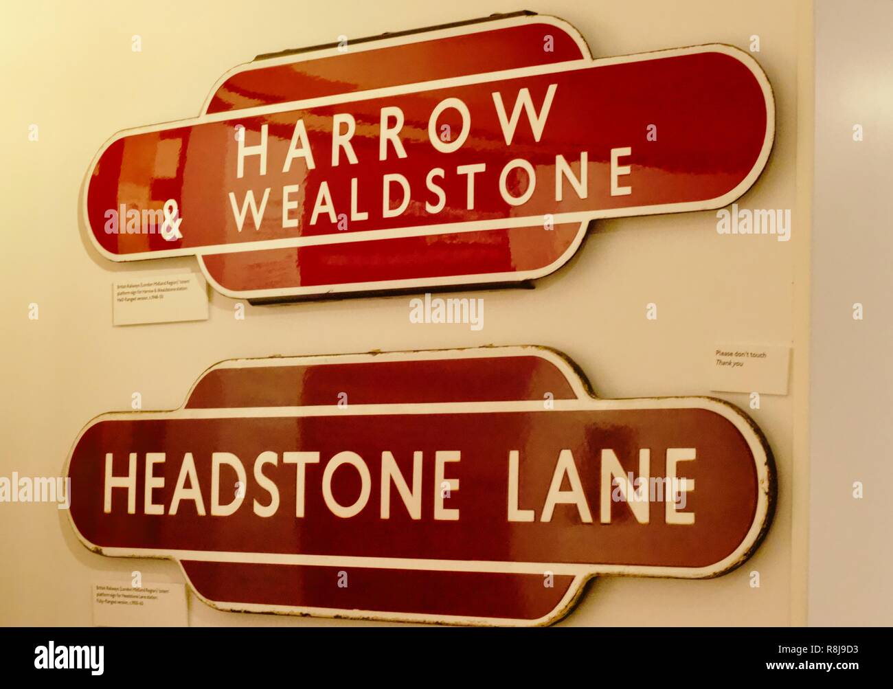 Red stazione ferroviaria indicazioni per Harrow & Wealdstone e Headstone Lane a Headstone Manor Museum, Harrow, Middlesex, Regno Unito Foto Stock