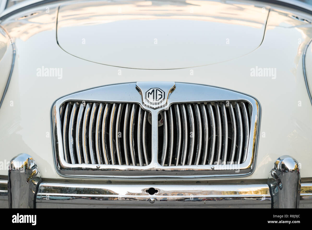 Ancona , Italia - Settembre 23th, 2018 : vista anteriore di un MG MGA 1960 - 61 auto d'epoca in un auto d'epoca in mostra ad Ancona, Italia. Foto Stock