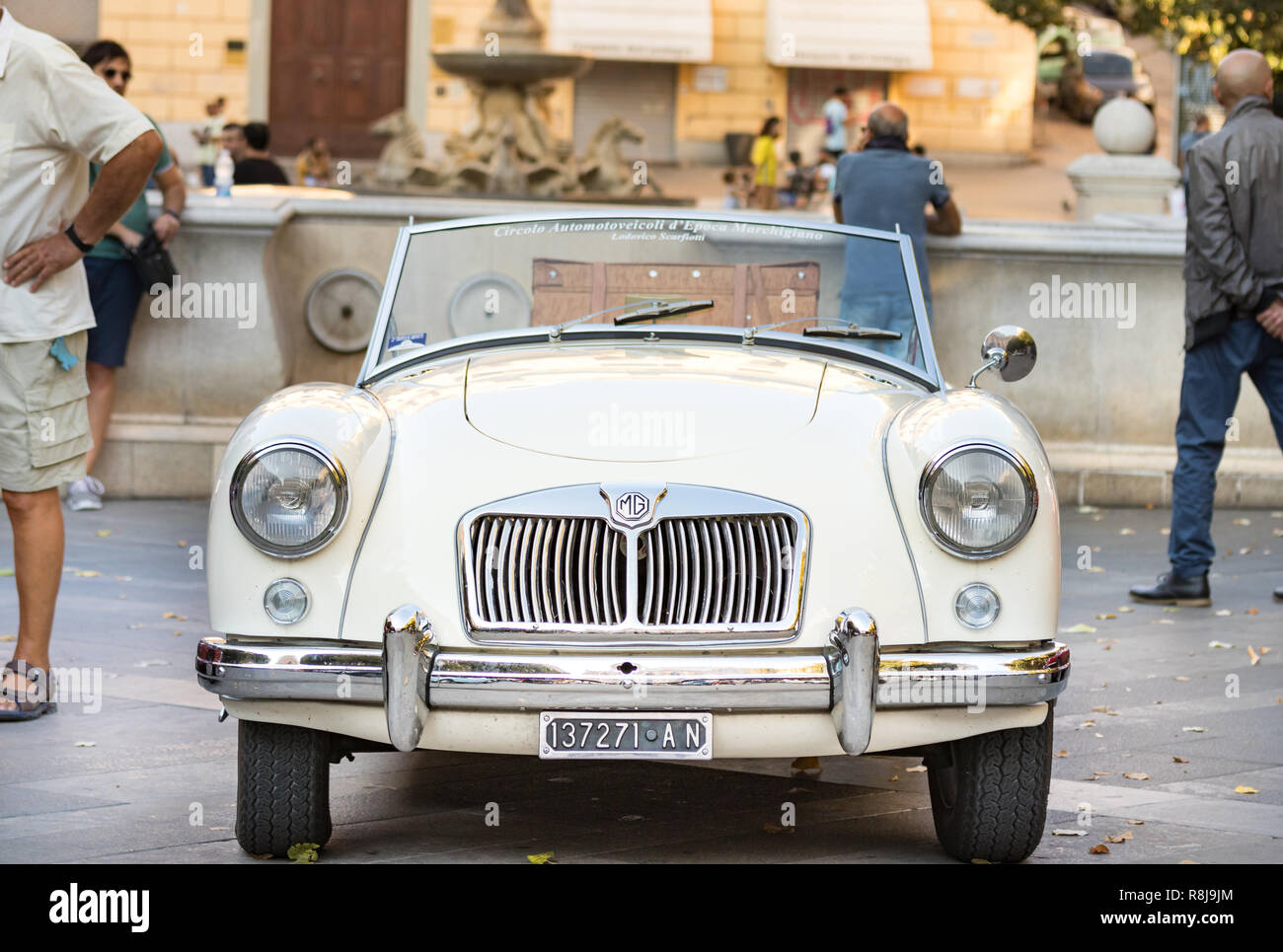 Ancona , Italia - Settembre 23th, 2018 : vista anteriore di un MG MGA 1960 - 61 auto d'epoca in un auto d'epoca in mostra ad Ancona, Italia. Foto Stock