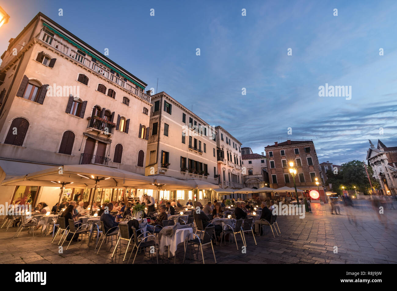 Venezia, Itraly - Settembre 24th, 2018: Persone in ristoranti presso la piazza Santo Stefano a Venezia alla sera, Italia. Foto Stock