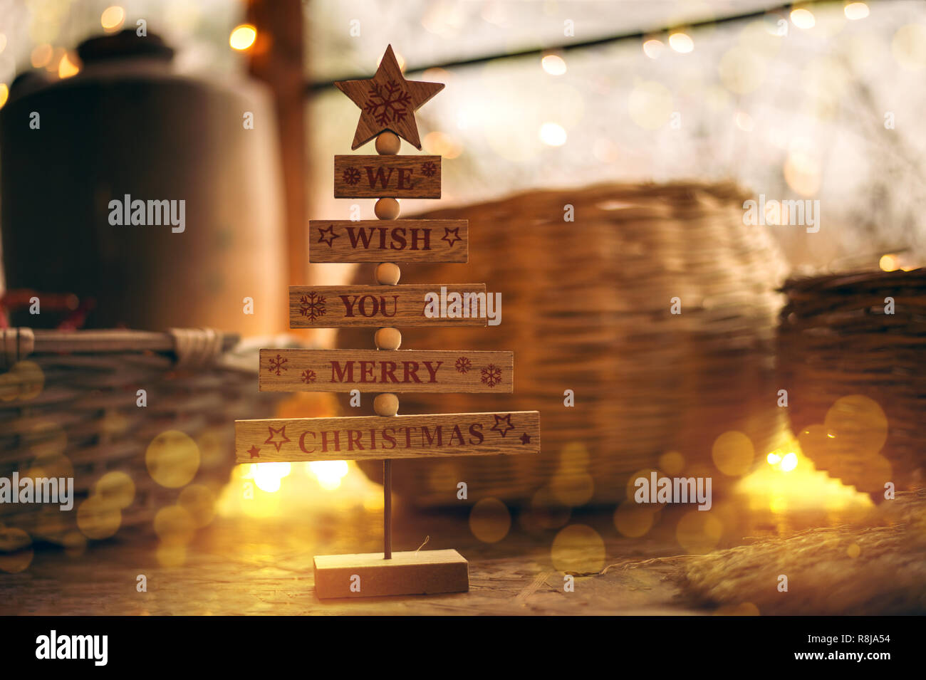 Vintage decorazione di Natale con le stelle e le luci sul tavolo di legno Foto Stock