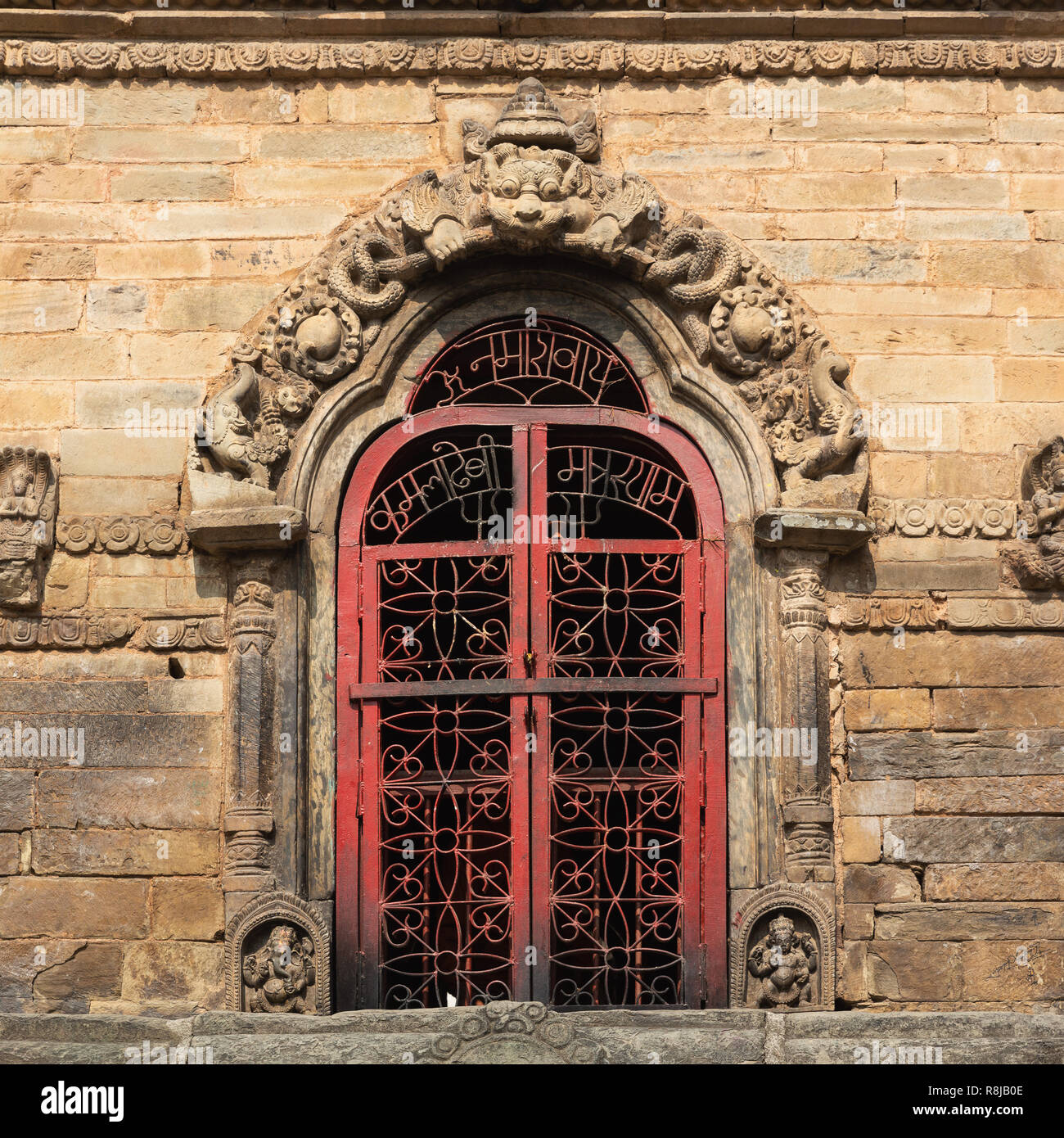 Un rosso porta in ferro in Durbar Square, un sito Patrimonio Mondiale dell'Unesco a Kathmandu in Nepal Foto Stock