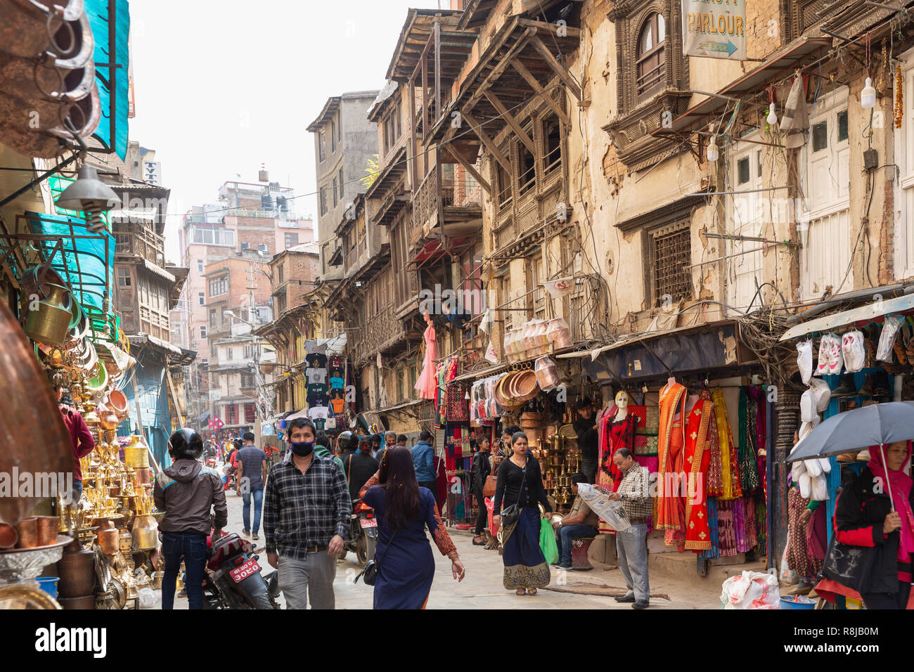 La gente a piedi attraverso affollata area dello shopping street nel quartiere di Thamel a Kathmandu in Nepal Foto Stock
