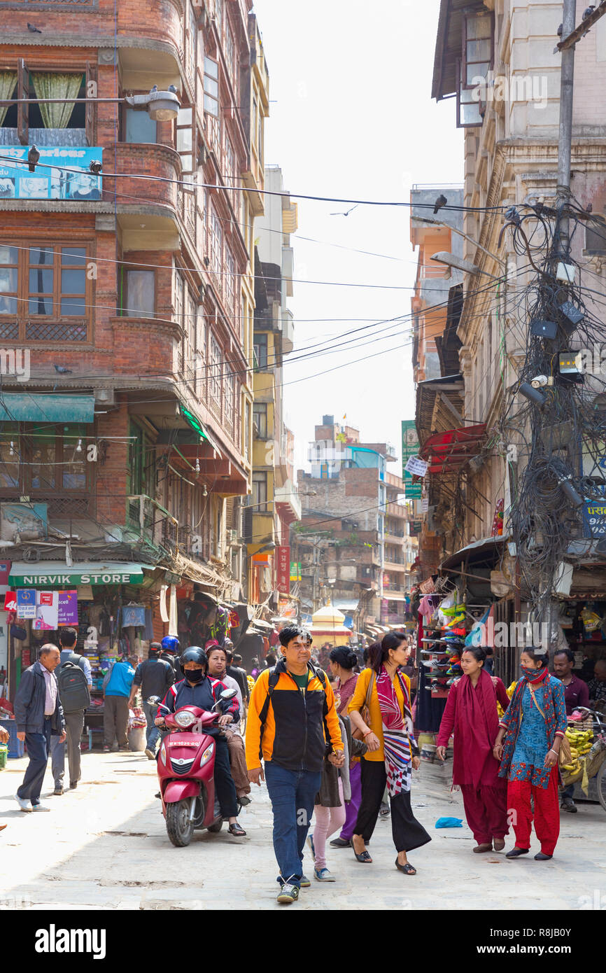 La gente a piedi attraverso urban area dello shopping nella capitale Kathmandu, Nepal Foto Stock