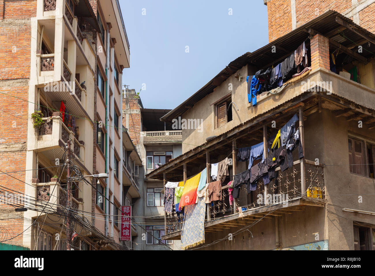 Panni stesi sulla linea al di fuori di un edificio a Kathmandu in Nepal Foto Stock