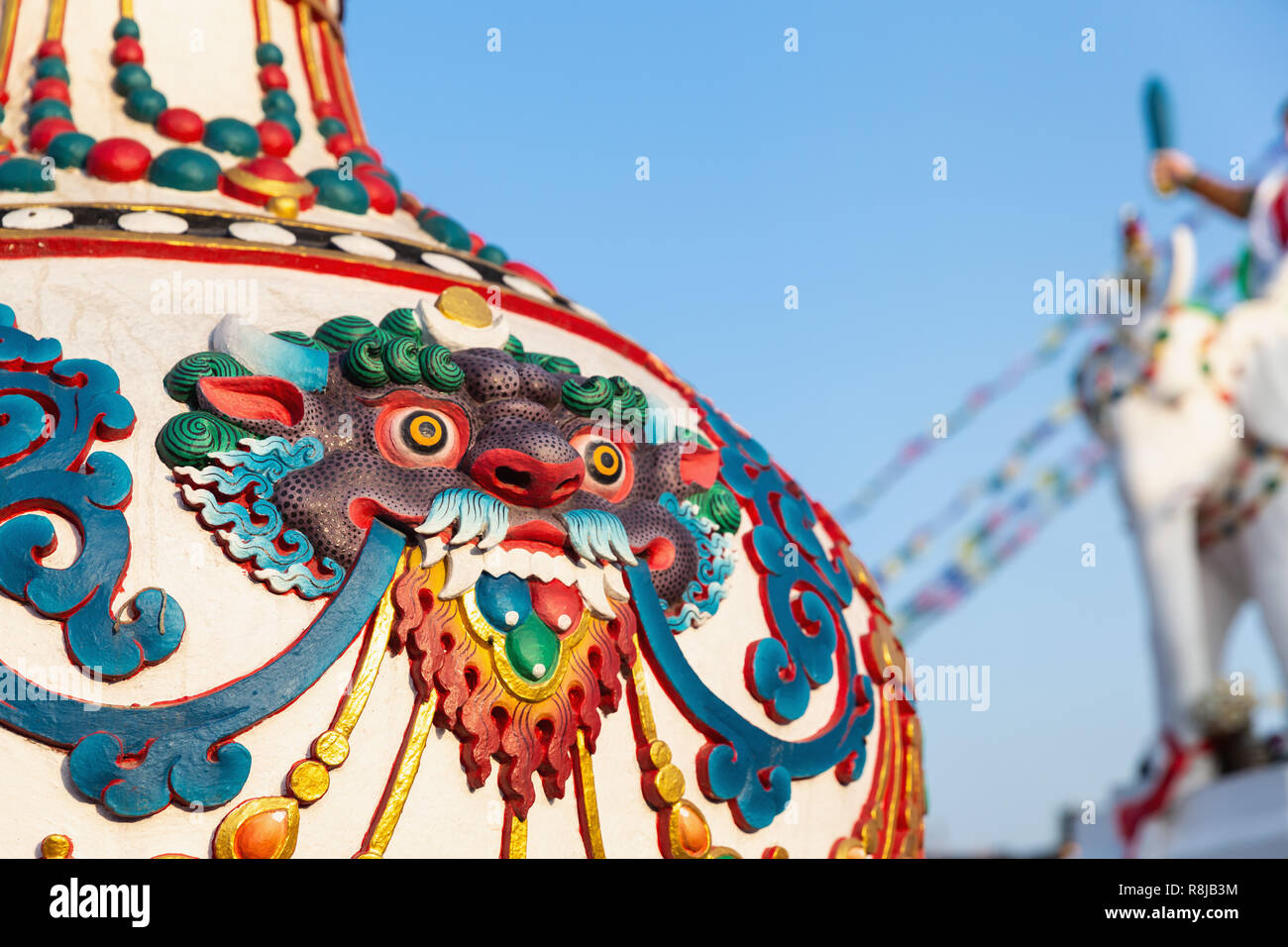 Vaso decorativo e statua a Boudhanath Stupa di Kathmandu in Nepal Foto Stock