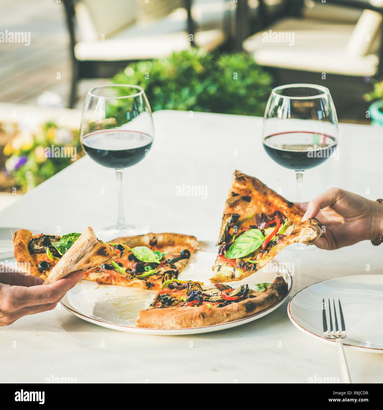 In estate la cena o il pranzo con pizza e vino Foto Stock