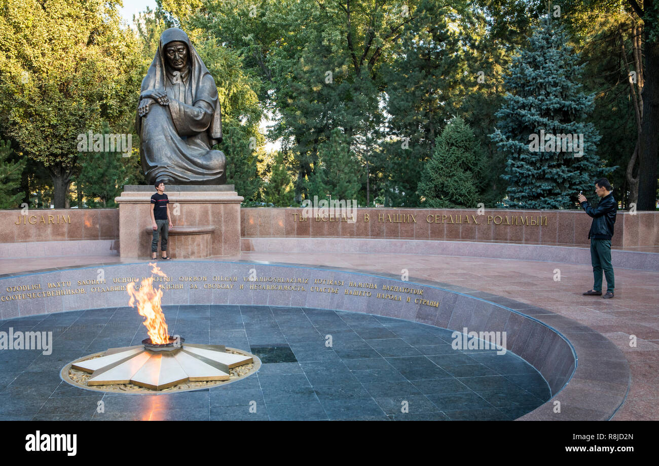 Il pianto madre monumento, la scultura e la fiamma eterna a piazza Indipendenza, Tashkent, Uzbekistan Foto Stock