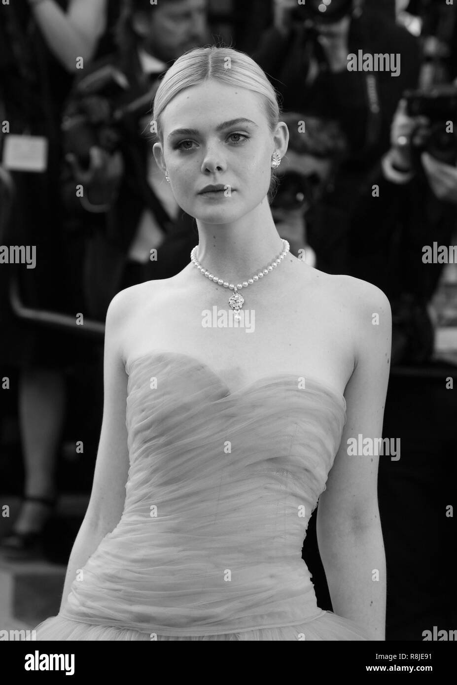Elle Fanning assiste i screening ingannata durante il settantesimo annuale di Cannes Film Festival presso il Palais des Festivals il 24 maggio 2017 a Cannes, Francia. Foto Stock