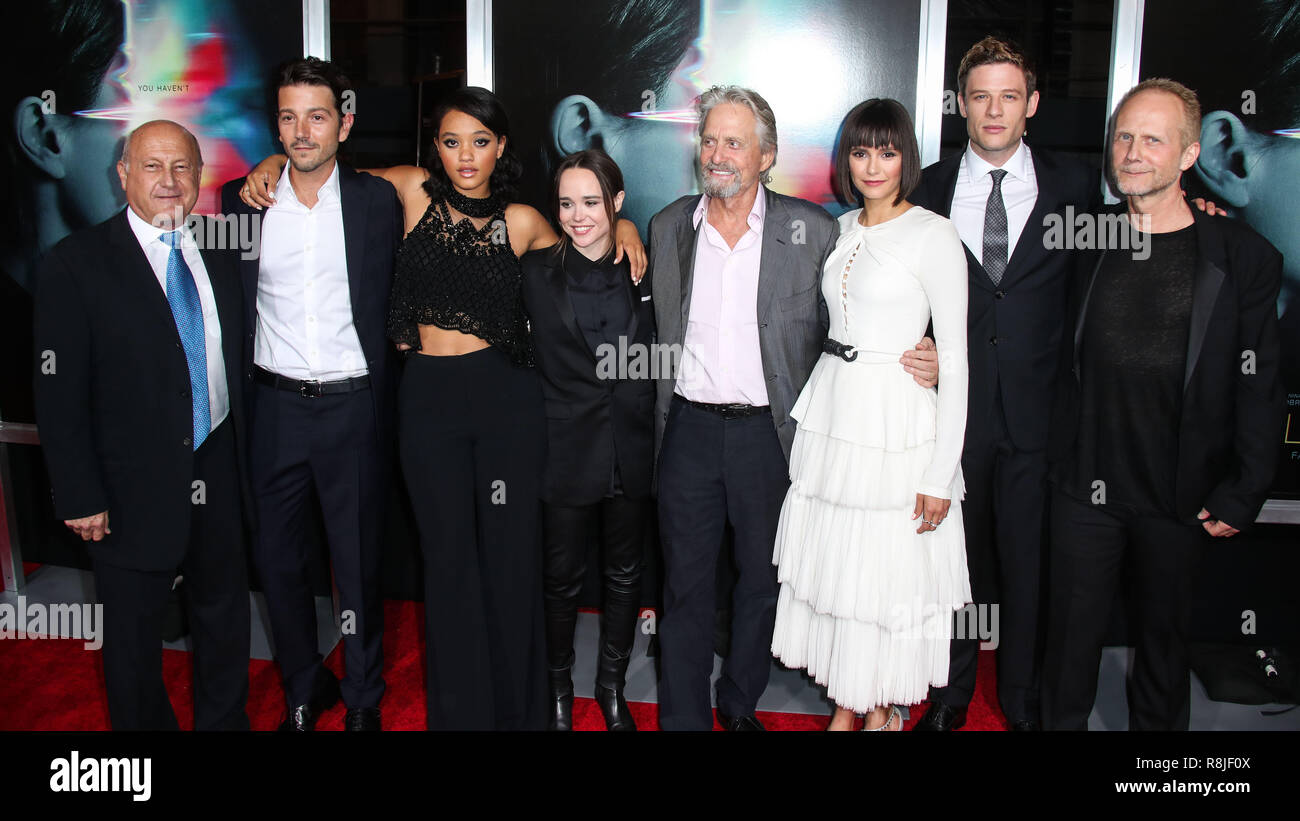 LOS ANGELES, CA, Stati Uniti d'America - 27 settembre: Laurence Mark, Diego Luna, Kiersey Clemons, pagina di Ellen, Michael Douglas, Nina Dobrev, James Norton, Niels Arden Oplev presso il Los Angeles Premiere di Columbia Pictures' 'Flatliners" tenutasi presso il Teatro di Ace Hotel il 27 settembre 2017 a Los Angeles, California, Stati Uniti. (Foto di Xavier COLLIN/Image Press Agency) Foto Stock